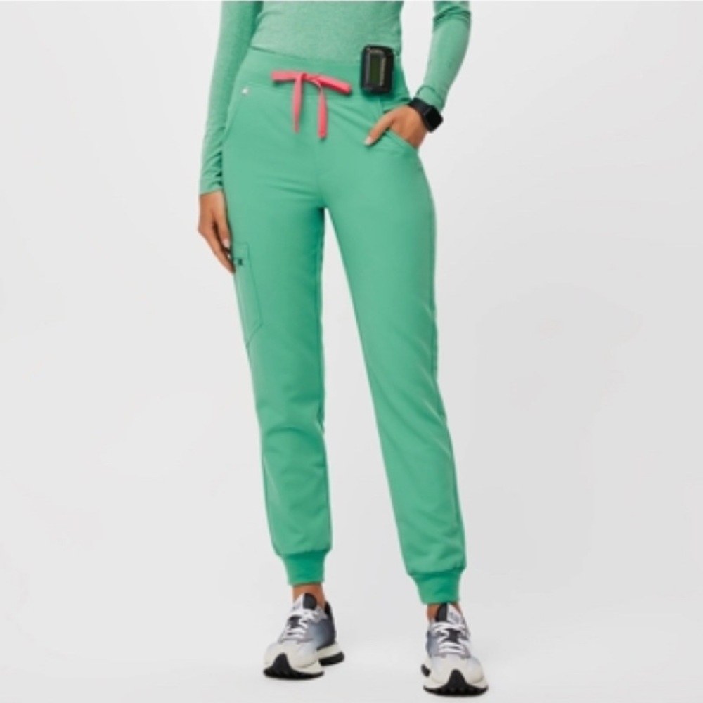 💚 FIGS Surgical Green Scrub Set – Rafaela Top + Zamora Joggers 💚